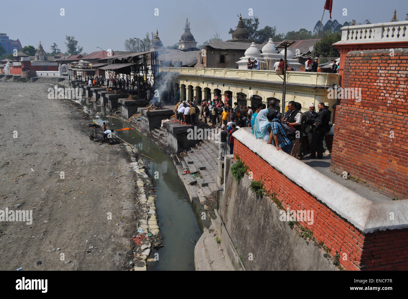 Au temple de Pashupatinath bûchers funéraires sur les rives de la rivière Bagmati, Katmandou, Népal. Banque D'Images