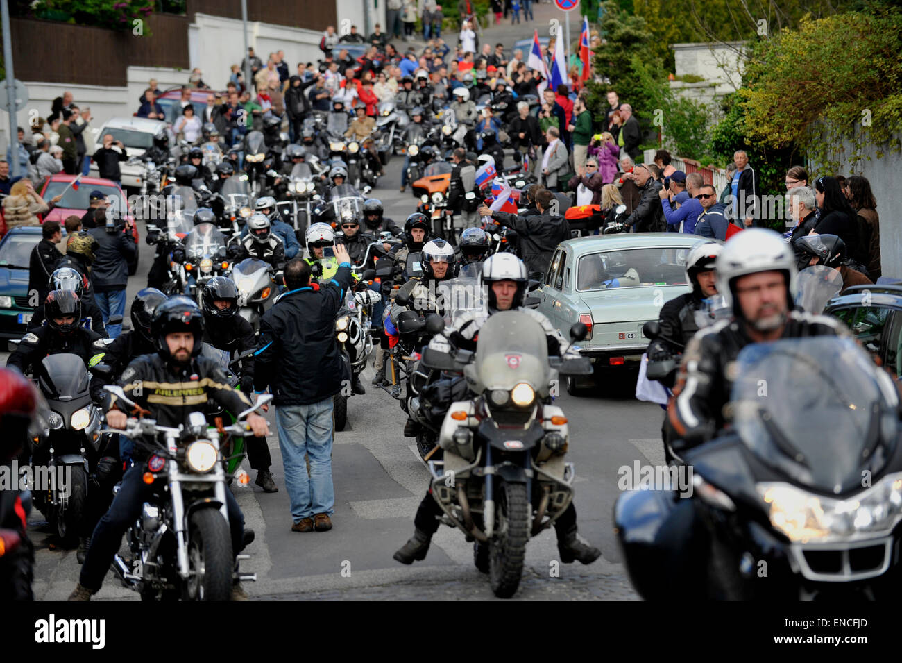 Environ 30 motards, y compris un peu de Russe, passé de la République tchèque, la Slovaquie à Bratislava et atteint alors, y compris la nuit des loups, déposé des couronnes à l'Slavin monument à la mémoire des soldats de l'Armée Rouge, Bratislava, Slovaquie, Mai 2, 2015. La nuit des loups à travers la Biélorussie, la Pologne, la Slovaquie, la République tchèque et l'Autriche à Berlin pour commémorer la victoire des troupes soviétiques sur l'Allemagne nazie il y a 70 ans. La controversée ride a été condamnée par plusieurs hauts responsables politiques et les groupes de citoyens que l'appeler une provocation, en tenant compte de la situation en Ukraine. (CTK Photo/ Banque D'Images