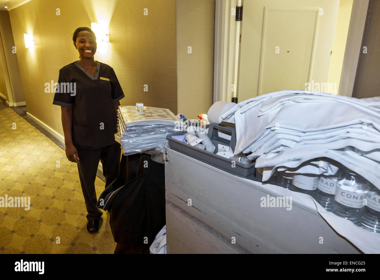 Chicago Illinois, Magnificent Mile, Conrad, hôtel, Hilton, chaîne d'hôtels, luxe, haut de gamme, chambre d'hôtes, couloir, femme noire, femme de ménage, très bien Banque D'Images