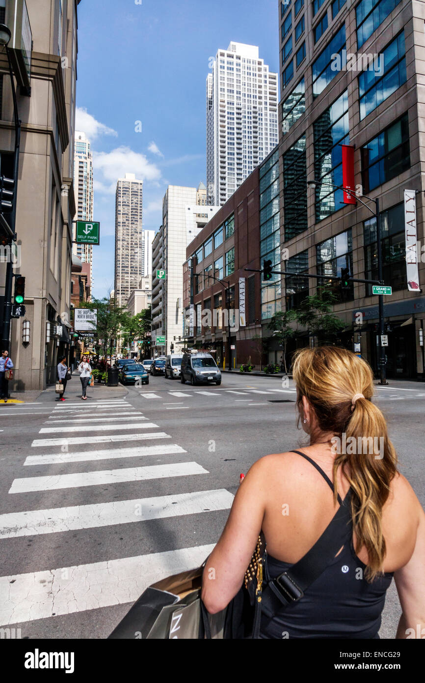 Chicago Illinois, River Water North, quartier urbain, Grand Avenue, intersection, coin de rue, croisement, adultes femme femme femme femme, horizon, tr Banque D'Images