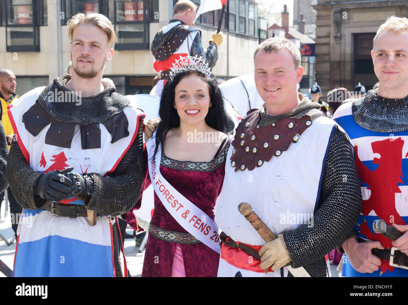 Chevaliers et Princesse. St George's Day Parade, Nottingham, Angleterre. Banque D'Images