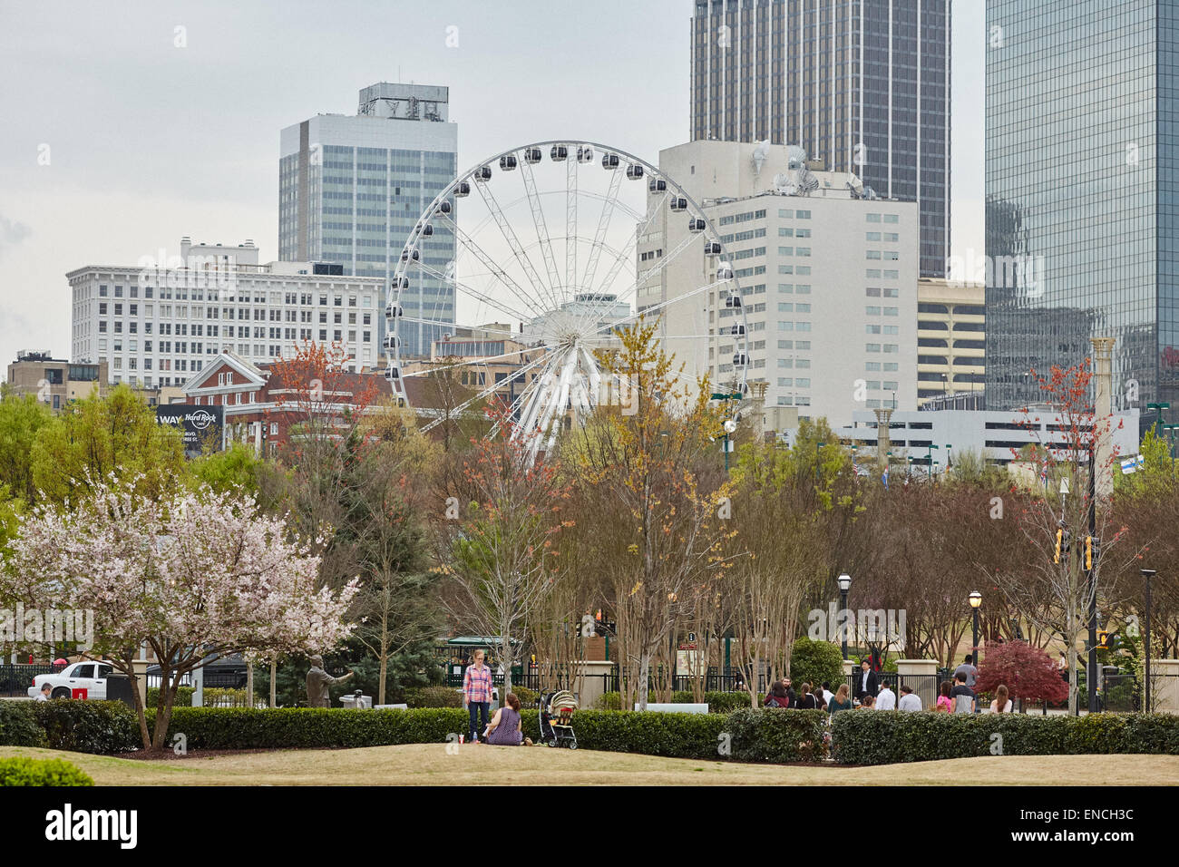 'Downtown à Atlanta USA Georga skyline avec il grande roue à l'avant-plan le Centennial Olympic Park est un 21-acre (85 000 m2) Banque D'Images