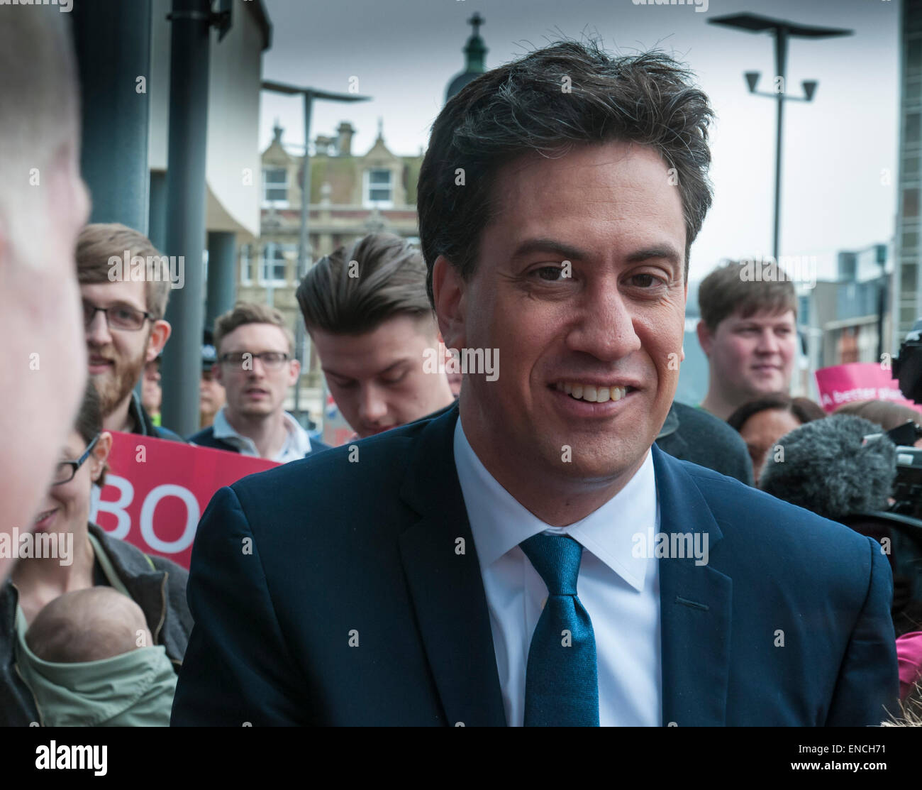 Hastings, East Sussex, UK.2 mai 2015.Les derniers jours de campagne, Ed Miliband comme clé visites circonscription marginal Hastings et le seigle. Une partie du sud-est qui pourrait devenir rouge en dépit de cette cravate bleue Ed ! !. Crédit : David Burr/Alamy Live News Banque D'Images