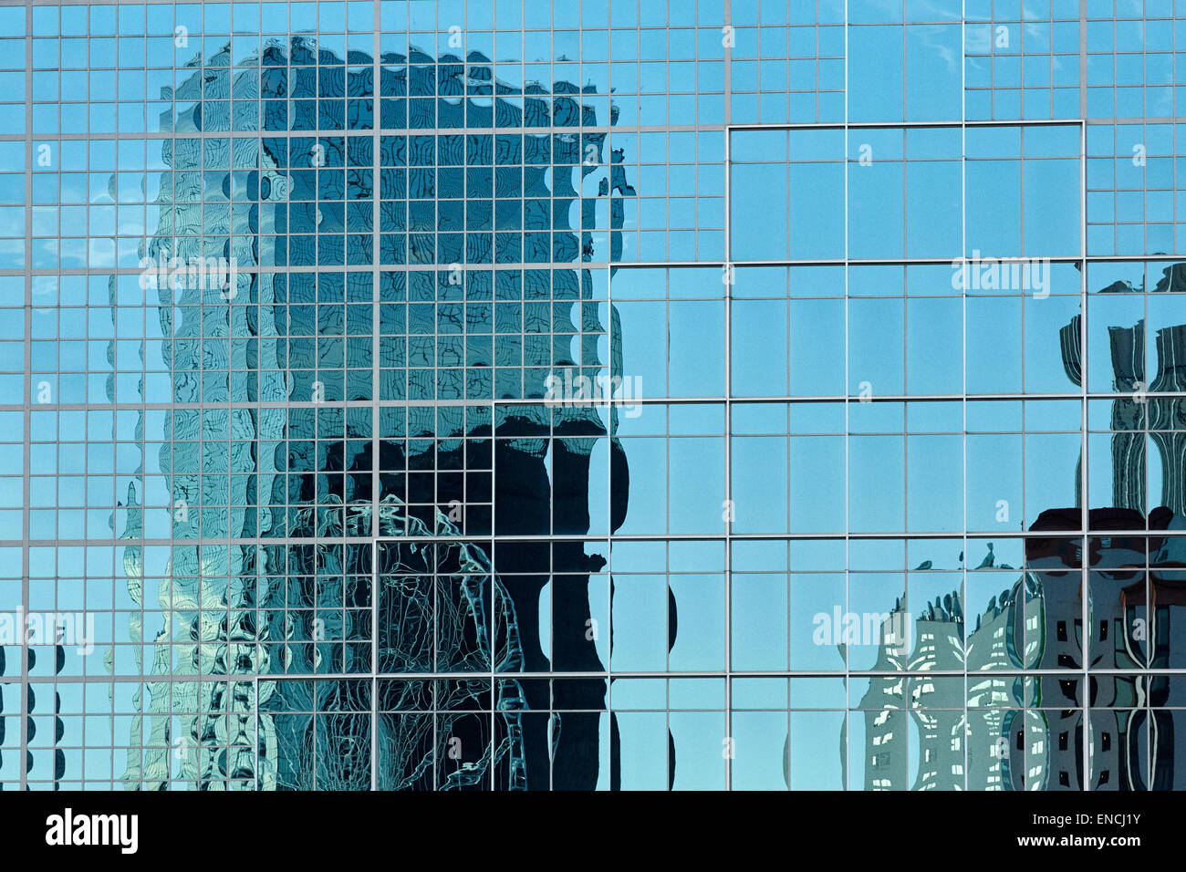 'Downtown à Atlanta USA Georga skyline avec grande roue il reflète dans les fenêtres en verre de l'hôpital du cancer Banque D'Images