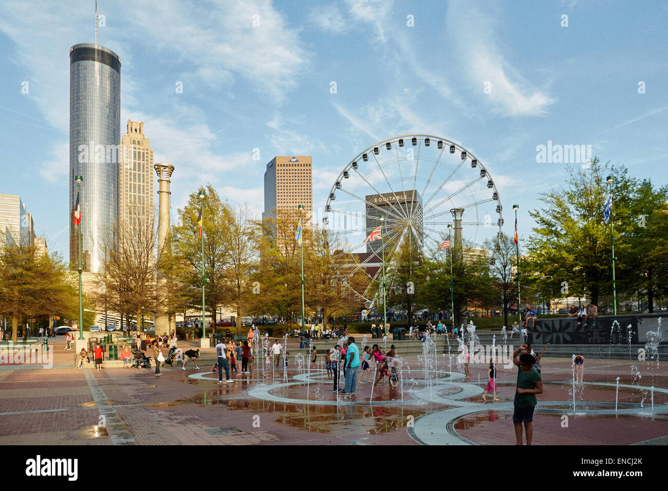 'Downtown à Atlanta USA Georga skyline avec il grande roue à l'avant-plan le Centennial Olympic Park est un 21-acre (85 000 m2) Banque D'Images