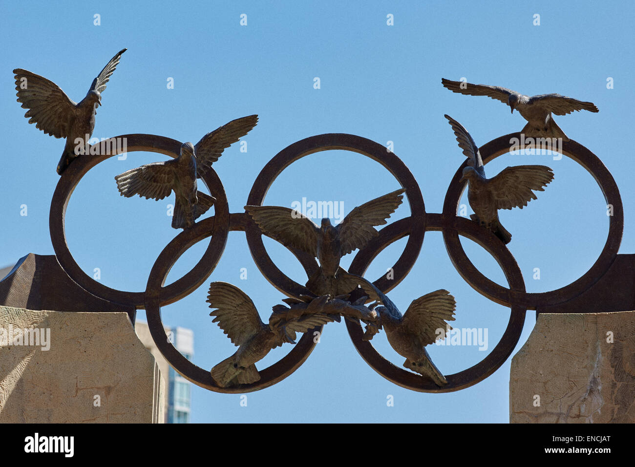 Le centre-ville d'Atlanta en Georga USA Photo : Statue de Pierre de Coubertin et anneaux olympiques, les tourterelles au Centennial Olympic Park Banque D'Images