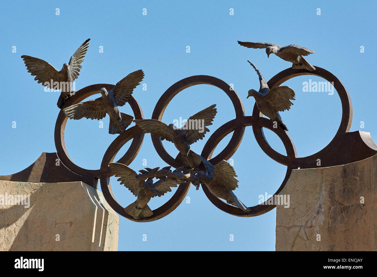 Le centre-ville d'Atlanta en Georga USA Photo : Statue de Pierre de Coubertin et anneaux olympiques, les tourterelles au Centennial Olympic Park Banque D'Images
