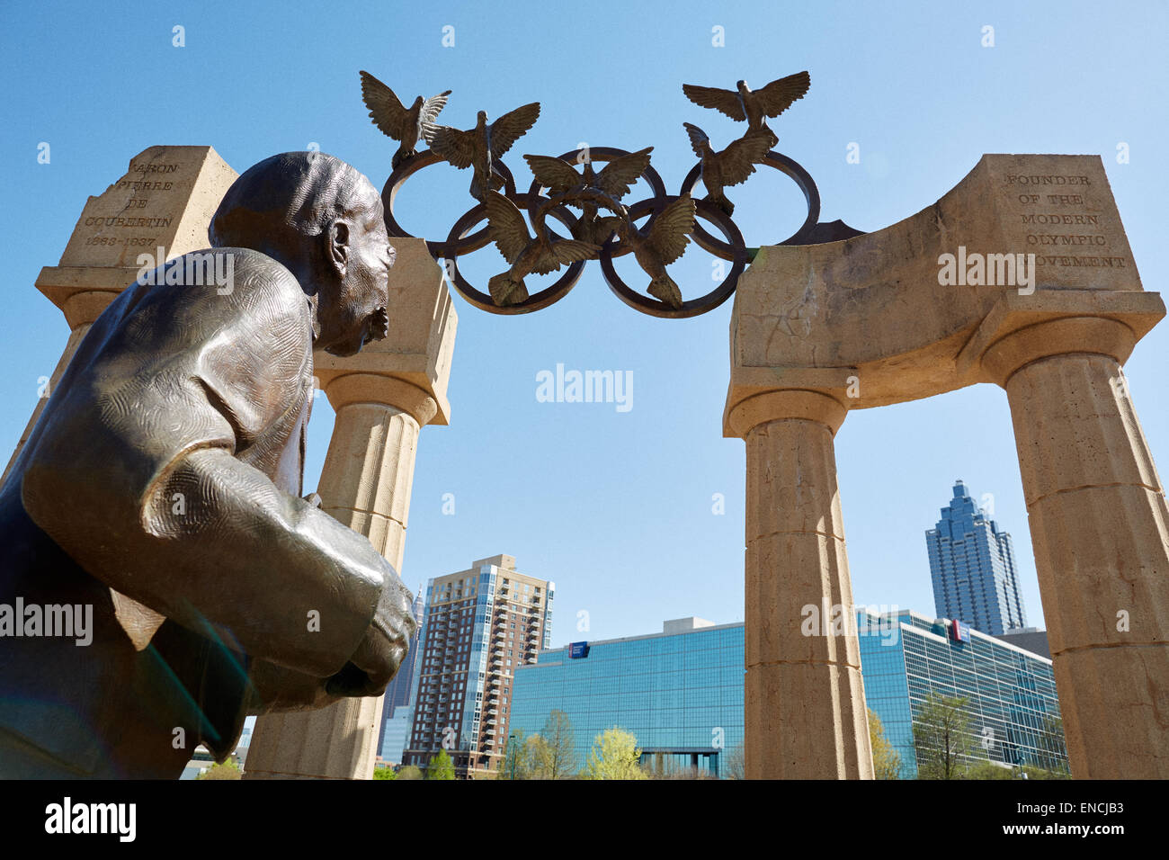 Le centre-ville d'Atlanta en Georga USA Photo : Statue de Pierre de Coubertin et anneaux olympiques, les tourterelles au Centennial Olympic Park Banque D'Images