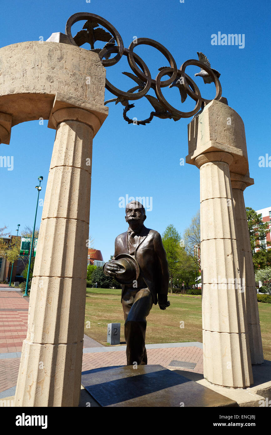 Le centre-ville d'Atlanta en Georga USA Photo : Statue de Pierre de Coubertin et anneaux olympiques, les tourterelles au Centennial Olympic Park Banque D'Images