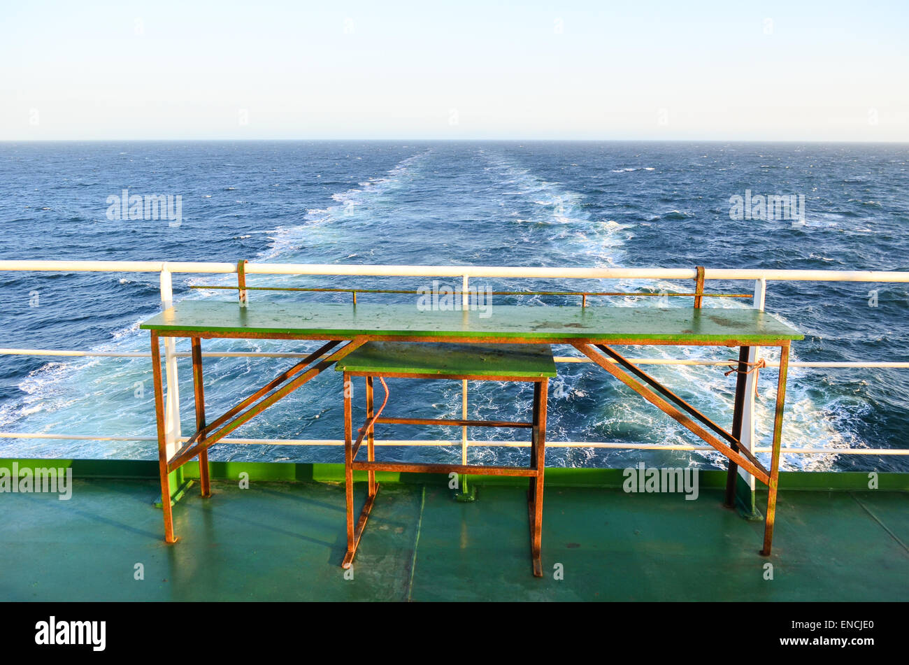 Freighter travel : table vide et trace d'un cargo en pleine mer de l'océan Atlantique Banque D'Images