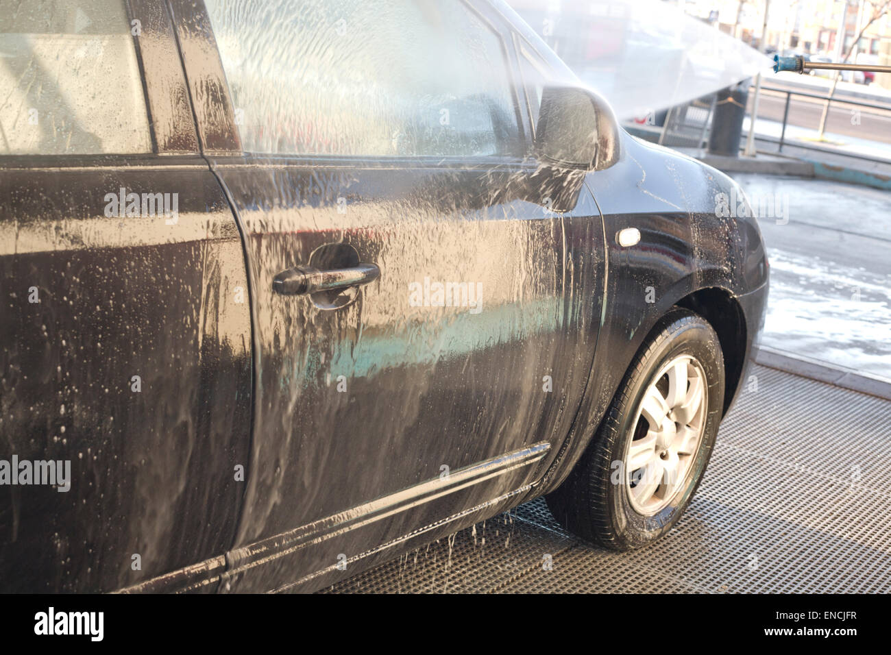 Lavage avec de l'arme de pression ma nouvelle voiture noir Banque D'Images