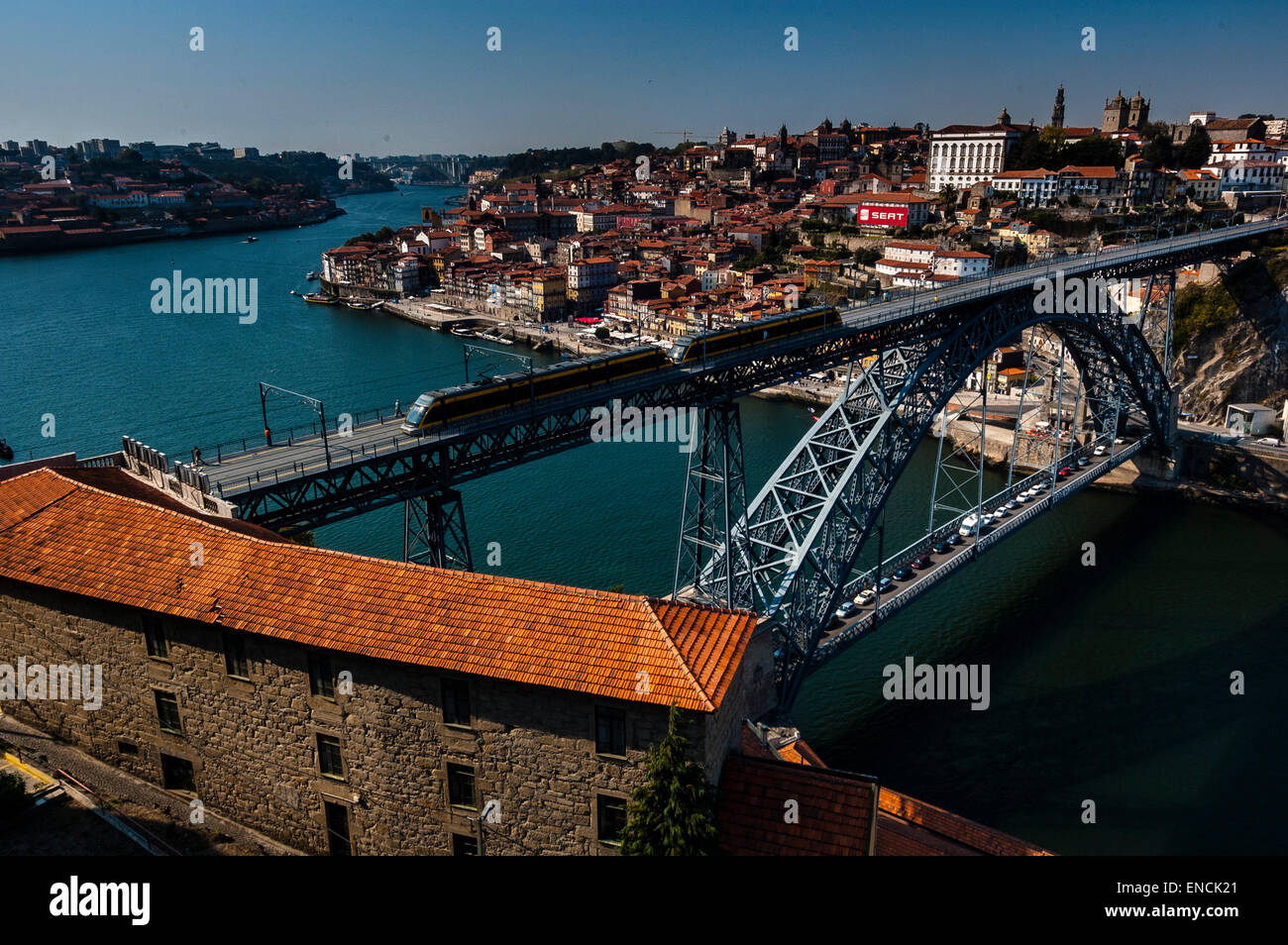 Ponte Dom Luís I, le pont Dom Luis I au-dessus du fleuve Douro avec métro, Porto, Portual Banque D'Images