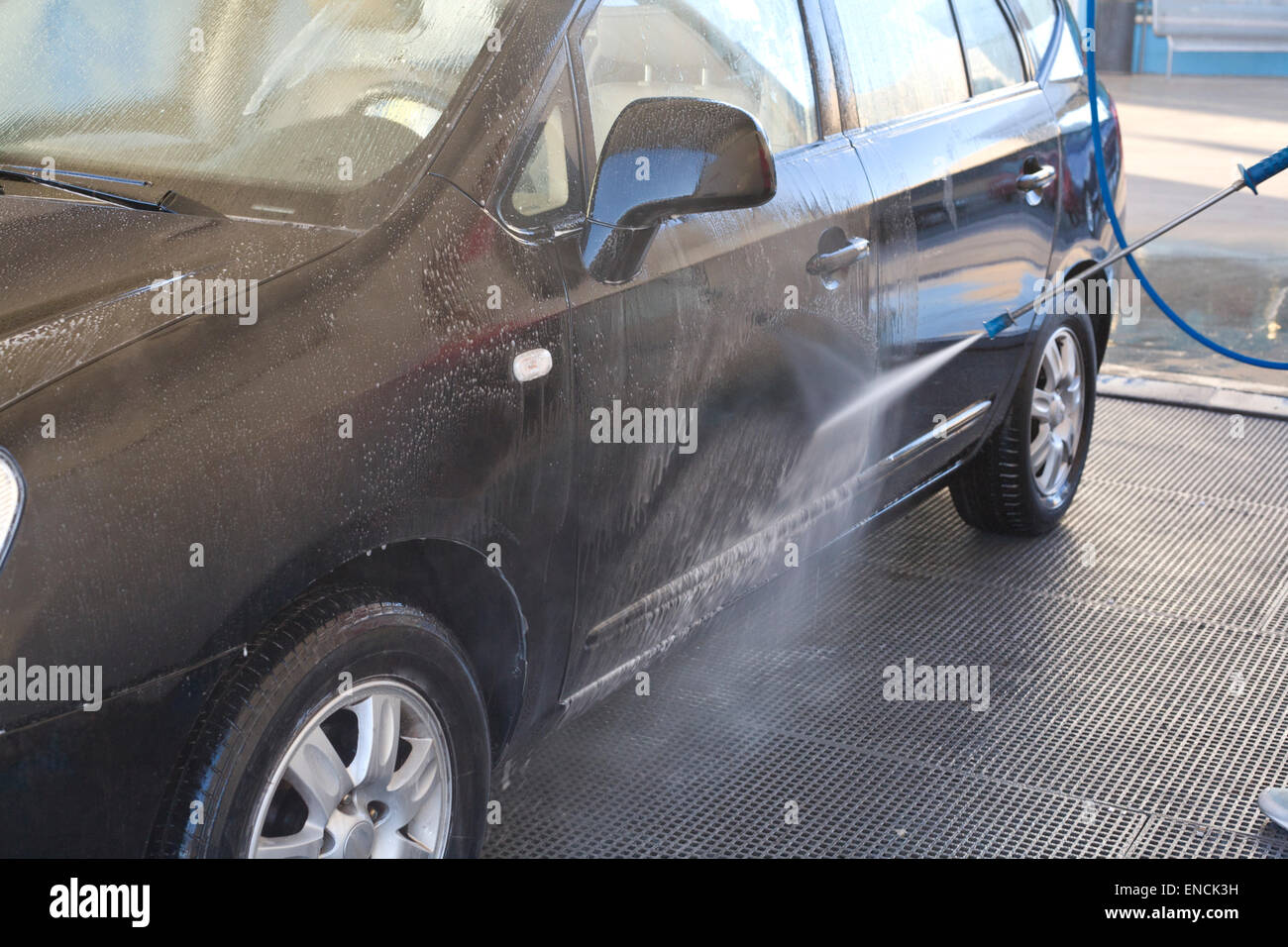 Lavage avec de l'arme de pression ma nouvelle voiture noir Banque D'Images