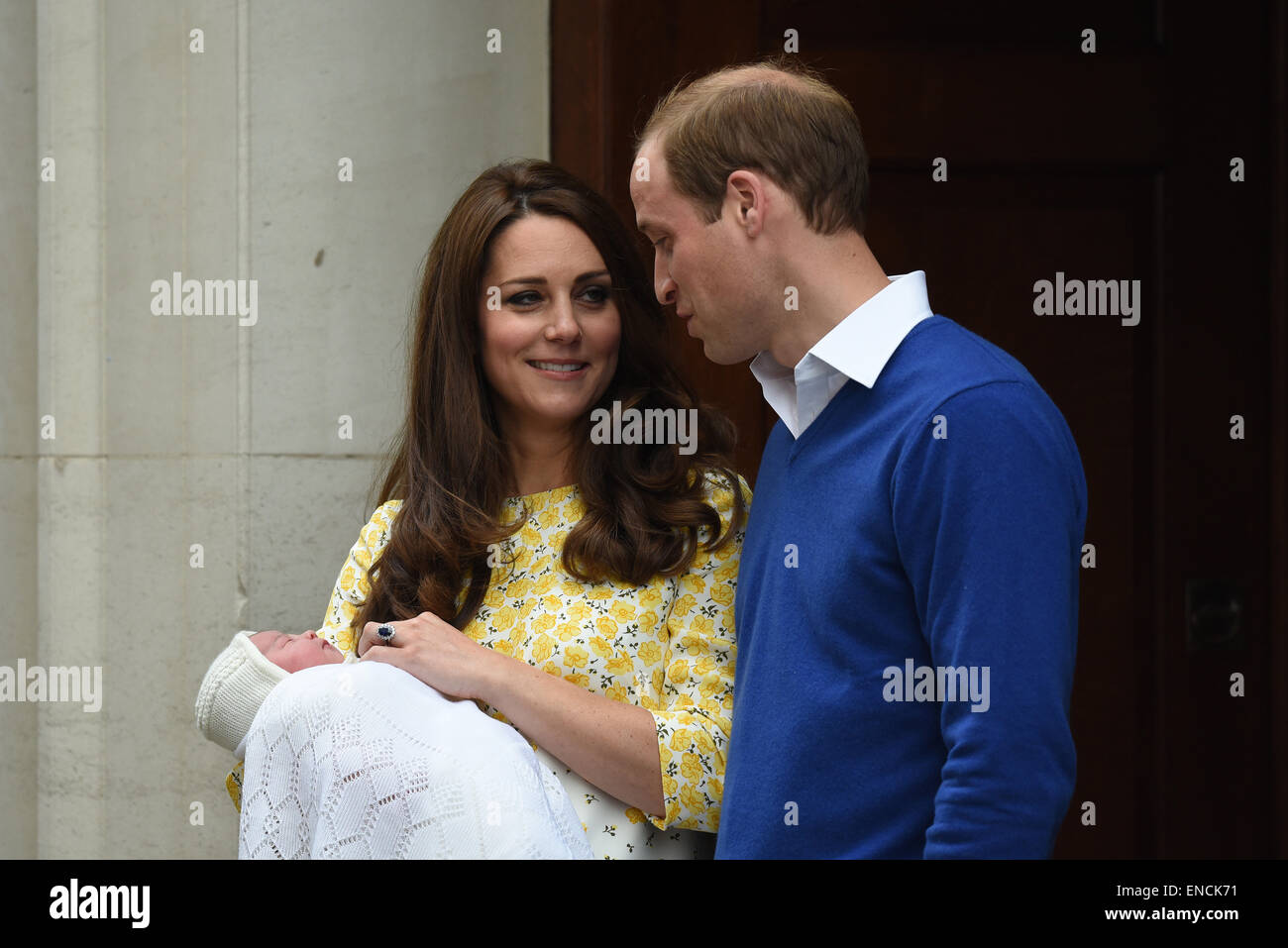 Londres, Royaume-Uni. 2 mai, 2015. Le prince William, duc de Cambridge et la duchesse de Cambridge quittent l'Hôpital St Mary's Lindo Wing avec leur nouveau-né fille, la Princesse Charlotte, le samedi 2 mai 2015. Credit : Heloise/Alamy Live News Banque D'Images