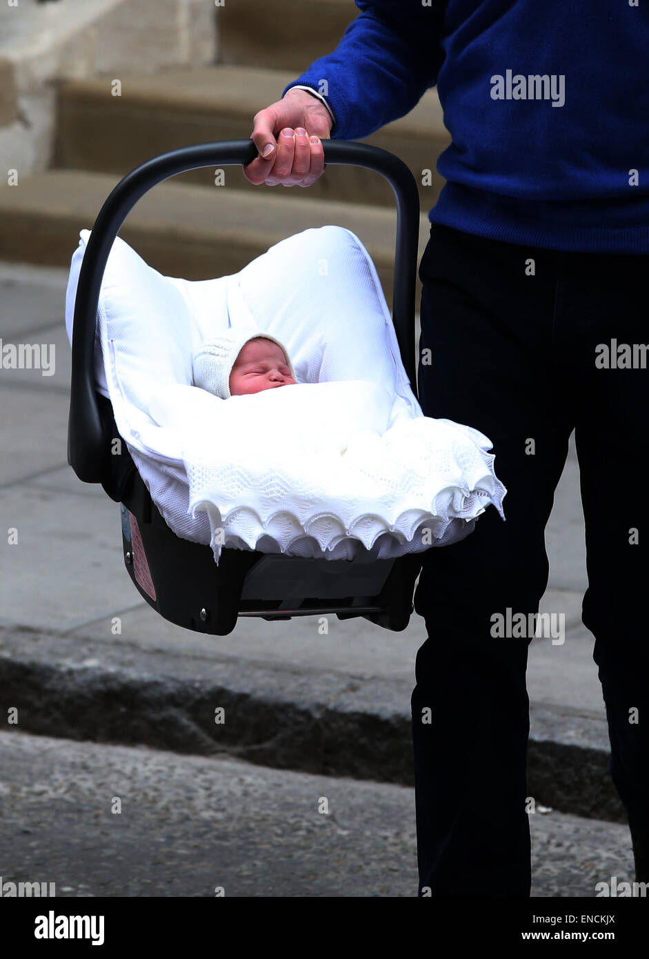Londres, Royaume-Uni. 2 mai, 2015. Le bébé nouveau-né fille est perçu à  l'extérieur de Saint Mary's Hospital de Londres, le 2 mai 2015. La  Naissance bebe Fille a fait sa première apparition
