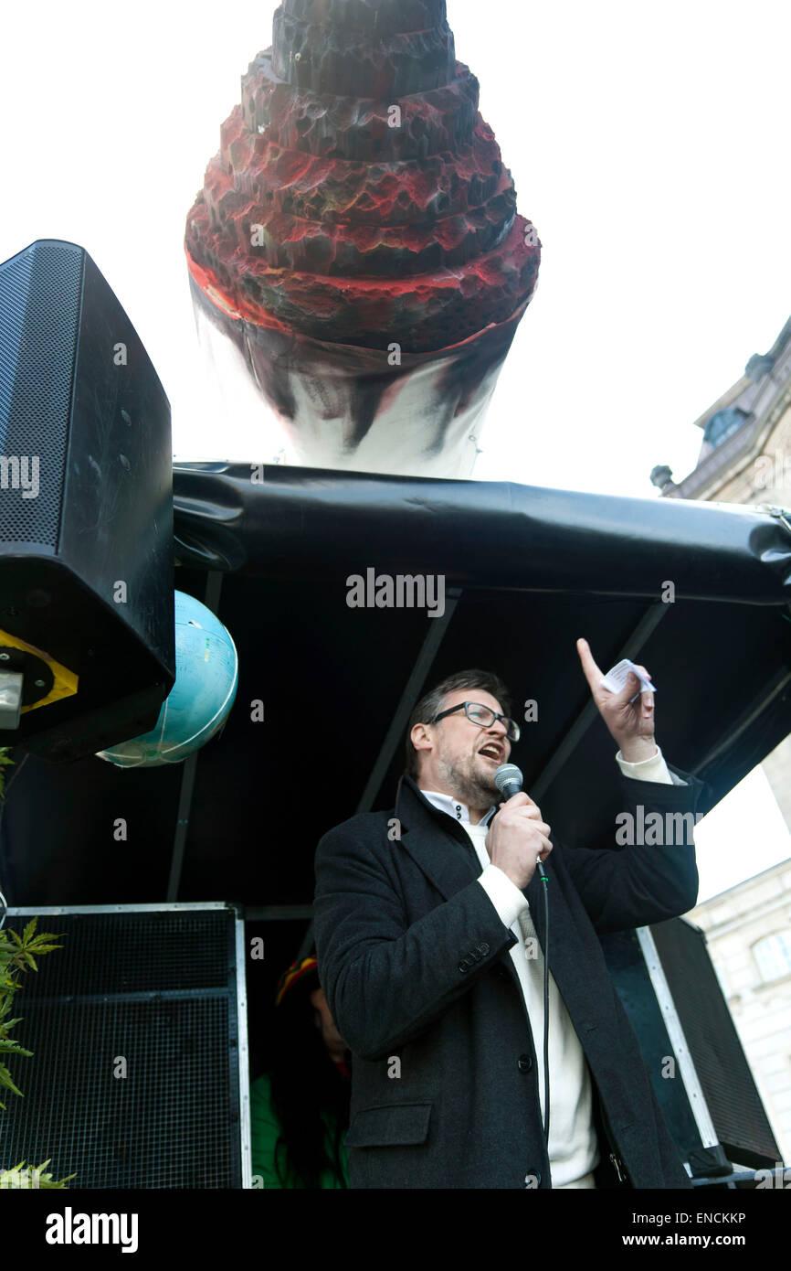 Copenhague, Danemark. 2 mai, 2015. L'avocat de la défense et candidat pour le parti libéral, Kaare Traberg Smidt, parle à la manifestation à Copenhague pour gratuitement le cannabis. Il a exigé la décriminalisation du cannabis au Danemark Crédit : OJPHOTOS/Alamy Live News Banque D'Images