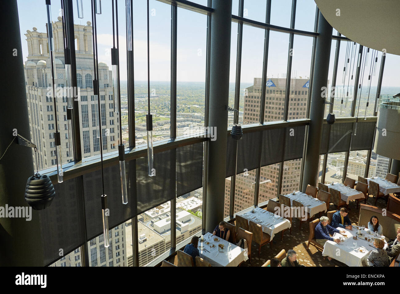 'Downtown Atlanta en Georga USA un quatre-vingt-onze Peachtree Tower est un 235 m (771 ft) gratte-ciel de 50 étages vu par les fenêtres Banque D'Images