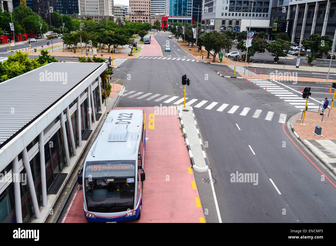 Un Myciti bus sur un système intégré de transport en commun rapide (IRT) Lane dans le centre-ville de Cape Town, Afrique du Sud Banque D'Images