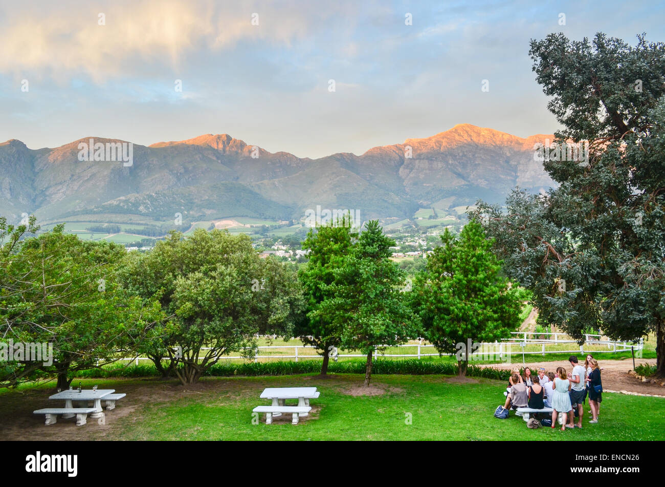 Groupe de jeunes vin dégustation devant le paysage des vignobles de Franschhoek, Afrique du Sud Banque D'Images