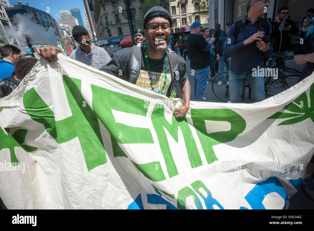 New York, USA. 2 mai, 2015. Les défenseurs de la légalisation de la marijuana mars à New York, le samedi 2 mai, 2015 à la Marche annuelle pour la marijuana. Le mars inclus un large éventail de la démographie de la génération Y pour les hippies de l'ancien temps. Les participants de la parade appelant à la légalisation de la marijuana à des fins médicales et pour les loisirs. Crédit : Richard Levine/Alamy Live News Banque D'Images