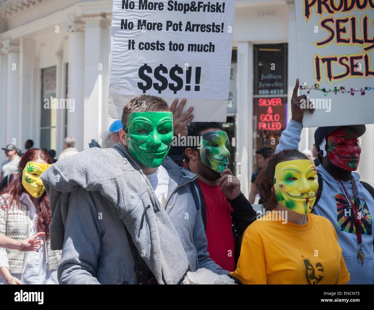 New York, USA. 2 mai, 2015. Les défenseurs de la légalisation de la marijuana mars à New York, le samedi 2 mai, 2015 à la Marche annuelle pour la marijuana. Le mars inclus un large éventail de la démographie de la génération Y pour les hippies de l'ancien temps. Les participants de la parade appelant à la légalisation de la marijuana à des fins médicales et pour les loisirs. Crédit : Richard Levine/Alamy Live News Banque D'Images