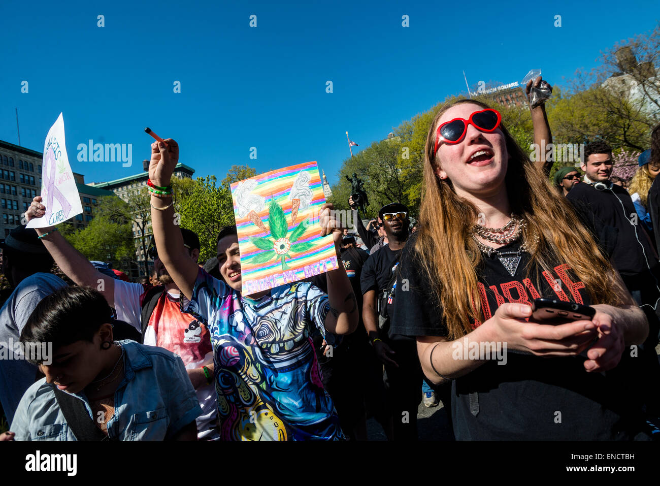 New York, USA. 2 mai, 2015. Les défenseurs de la marijuana rassemblement à Union Square à exiger un marché légal du cannabis à New York City et ce qu'ils appellent la fin de l'utilisation de la loi comme un outil de contrôle social et de l'incarcération de masse. ©Stacy Walsh Rosenstock Banque D'Images