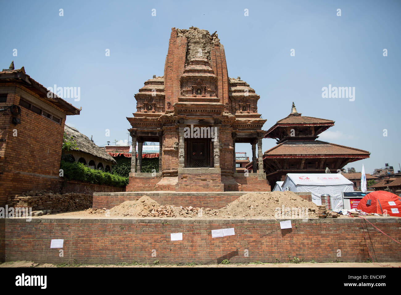 Katmandou, Népal. 2 mai, 2015. Dans le temple endommagé Bakhtapur Durbar Square encore. Crédit : Guillaume Payen/ZUMA/ZUMAPRESS.com/Alamy fil Live News Banque D'Images