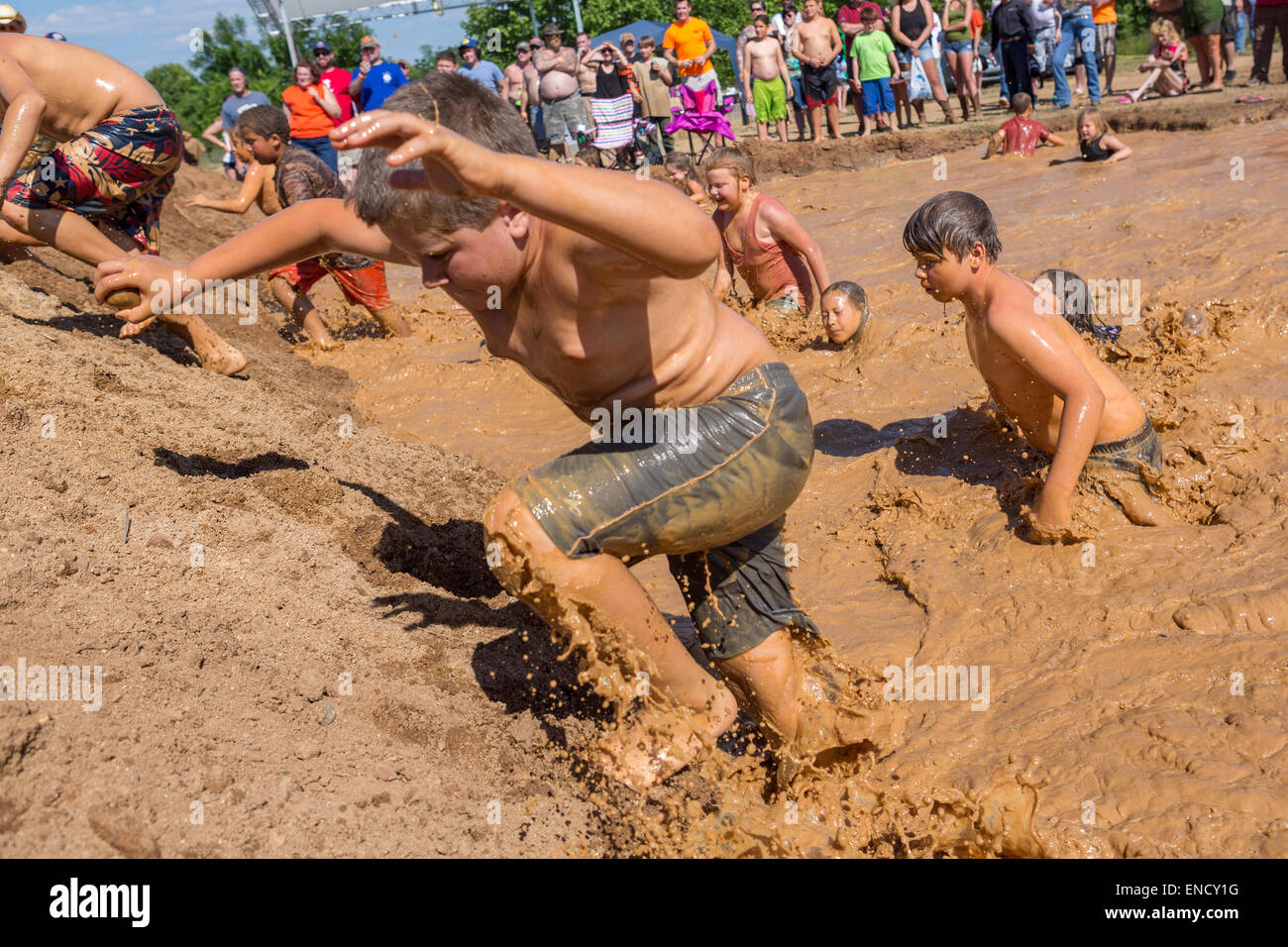 Augusta, Géorgie, USA. 2 mai, 2015. Les jeunes enfants à se sortir d'un point d'eau boueuse lors d'une course au 2015 Red Neck National Championships 2 mai 2015 à Augusta (Géorgie). Des centaines de personnes ont participé à une journée de sport et d'activités de pays. Banque D'Images