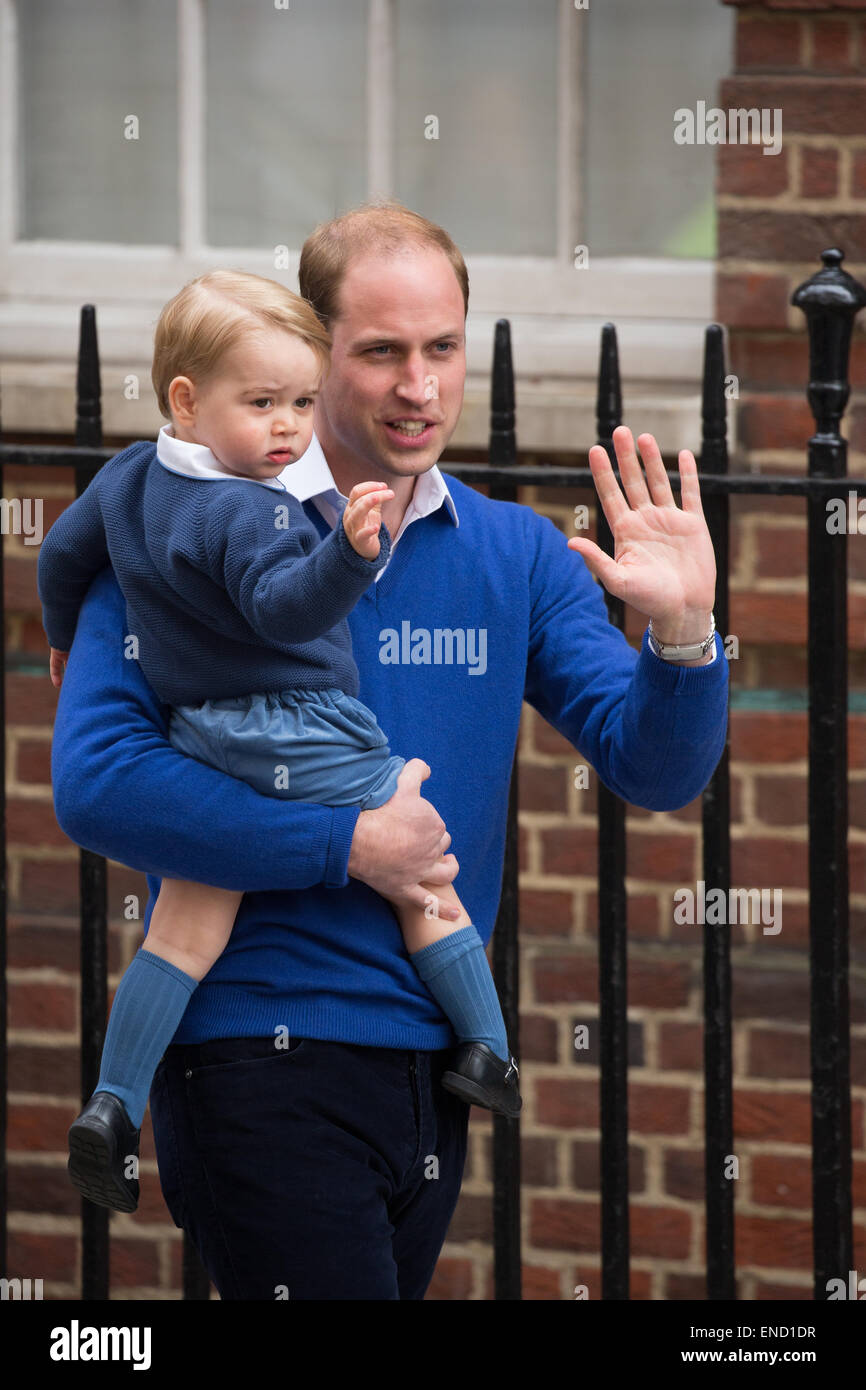 Le prince William apporte son fils Prince George à l'aile Lindo de rencontrer sa nouvelle petite soeur qui va être une princesse. Banque D'Images