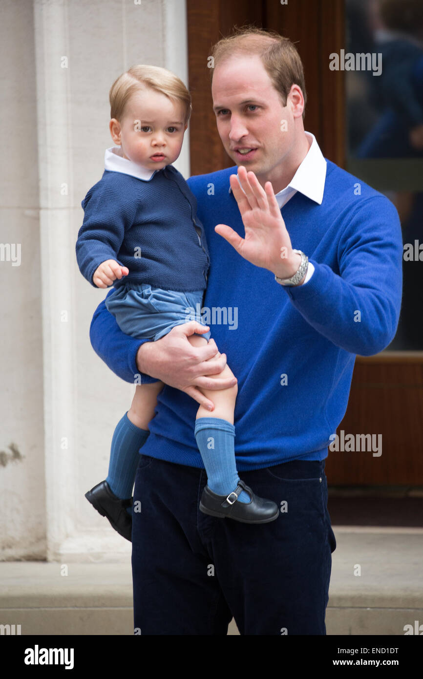 Le prince William apporte son fils Prince George à l'aile Lindo de rencontrer sa nouvelle petite soeur qui va être une princesse. Banque D'Images