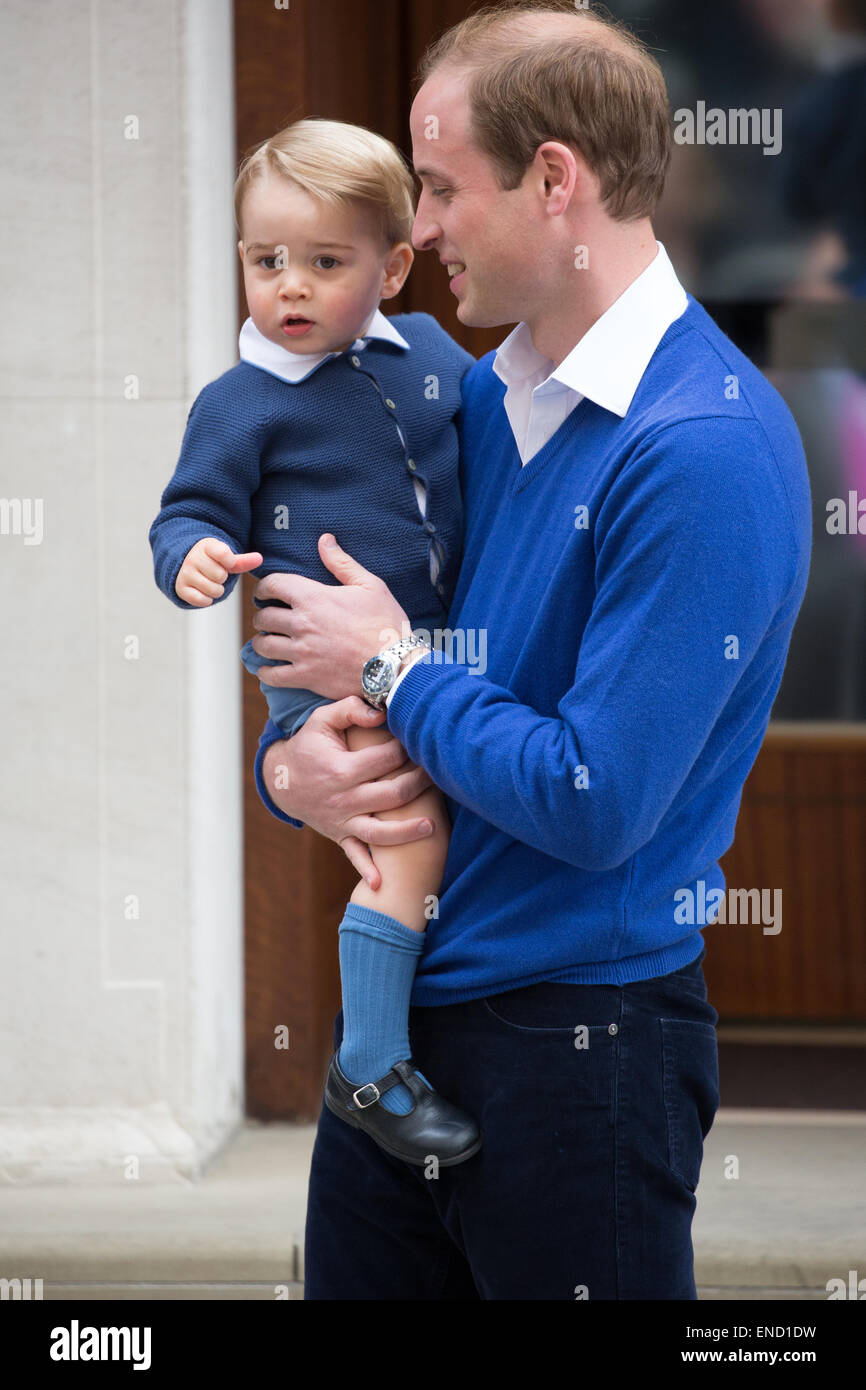 Le prince William apporte son fils Prince George à l'aile Lindo de rencontrer sa nouvelle petite soeur qui va être une princesse. Banque D'Images