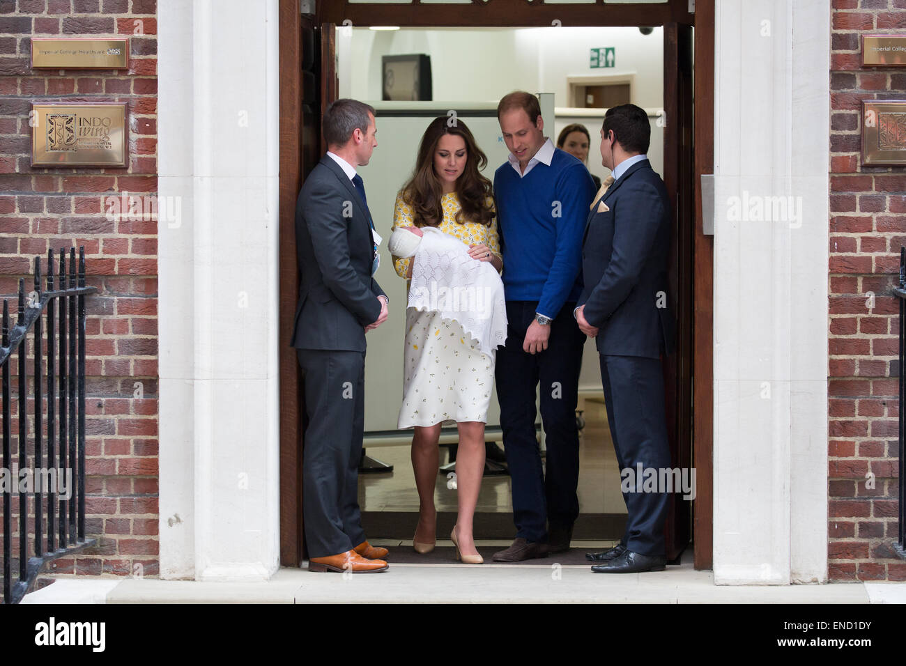 Le prince William et Catherine, duchesse de Cambridge montrent leur nouveau bébé fille pour le monde sur les marches de l'aile Lindo. Banque D'Images