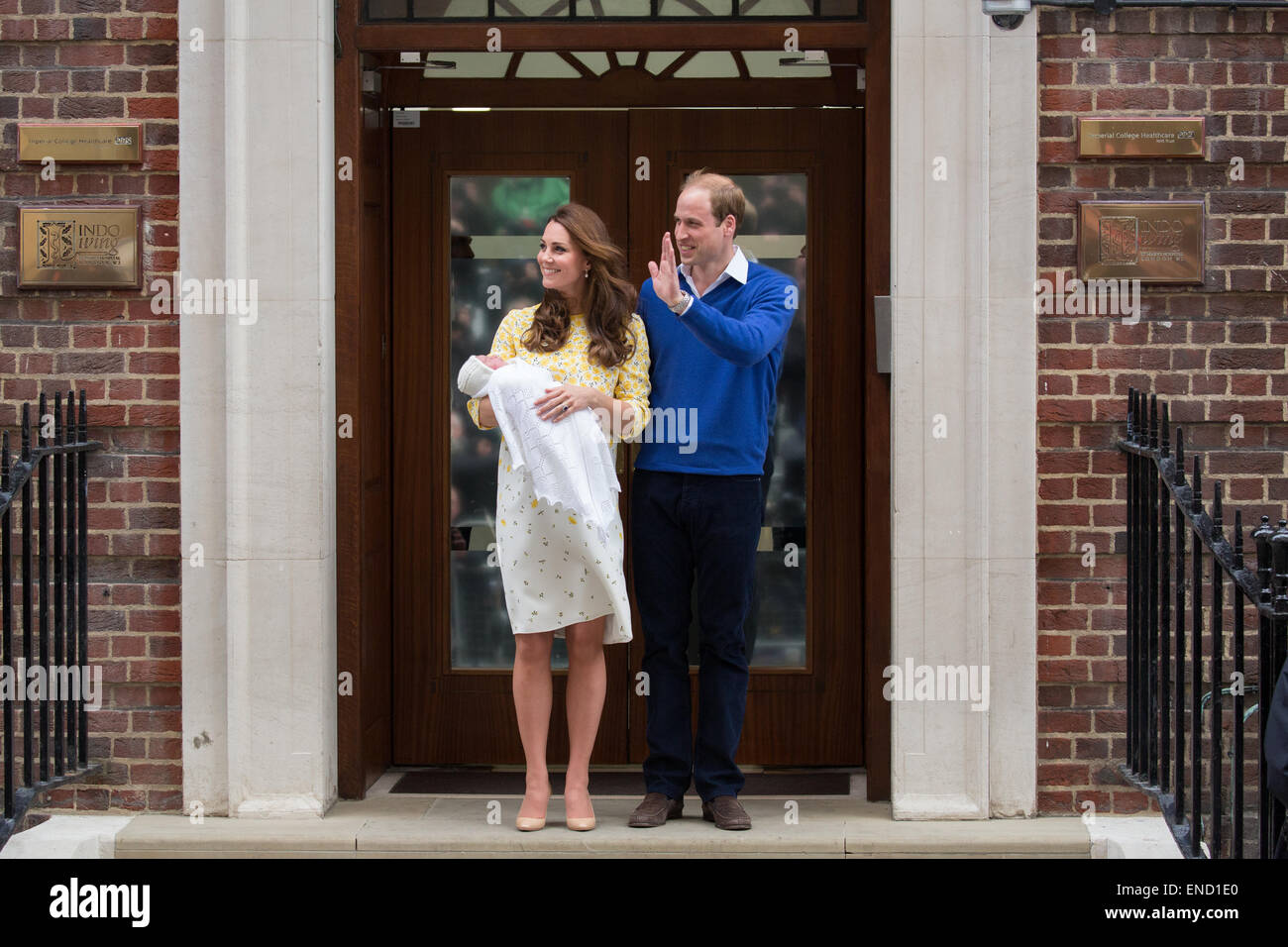 Le prince William et Catherine, duchesse de Cambridge montrent leur nouveau bébé fille pour le monde sur les marches de l'aile Lindo. Banque D'Images