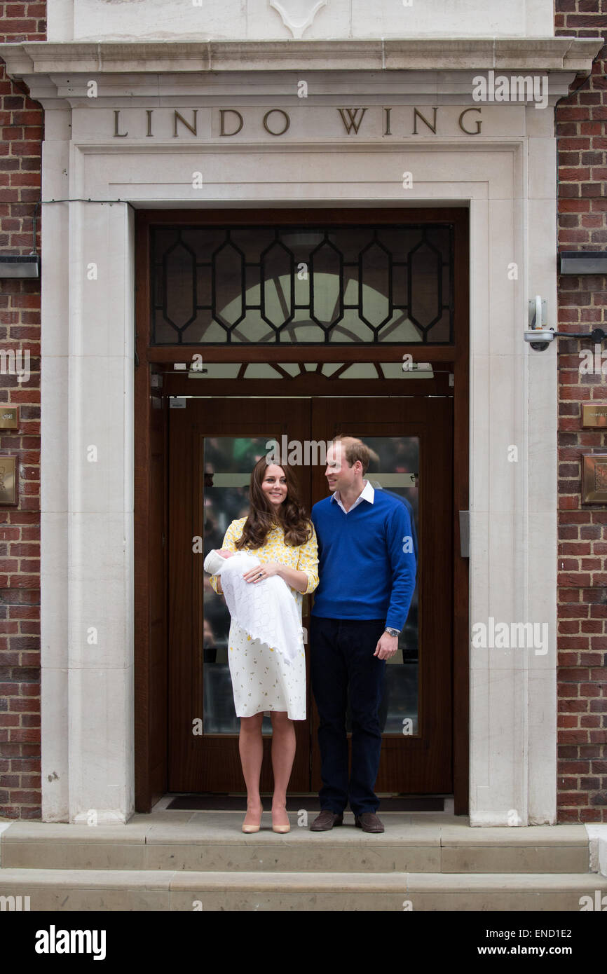 Le prince William et Catherine, duchesse de Cambridge montrent leur nouveau bébé fille pour le monde sur les marches de l'aile Lindo. Banque D'Images