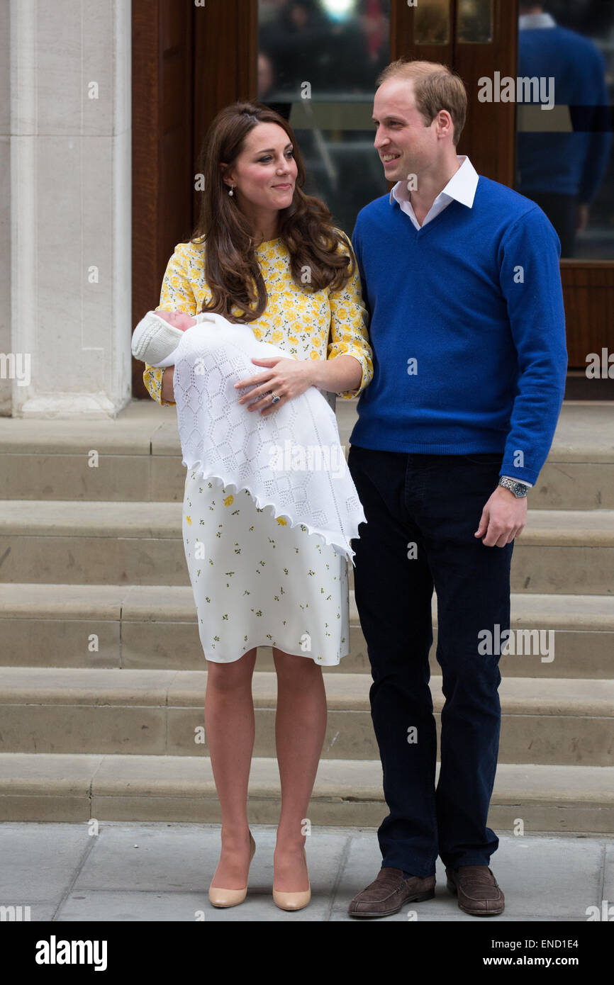 Le prince William et Catherine, duchesse de Cambridge montrent leur nouveau bébé fille pour le monde sur les marches de l'aile Lindo. Banque D'Images