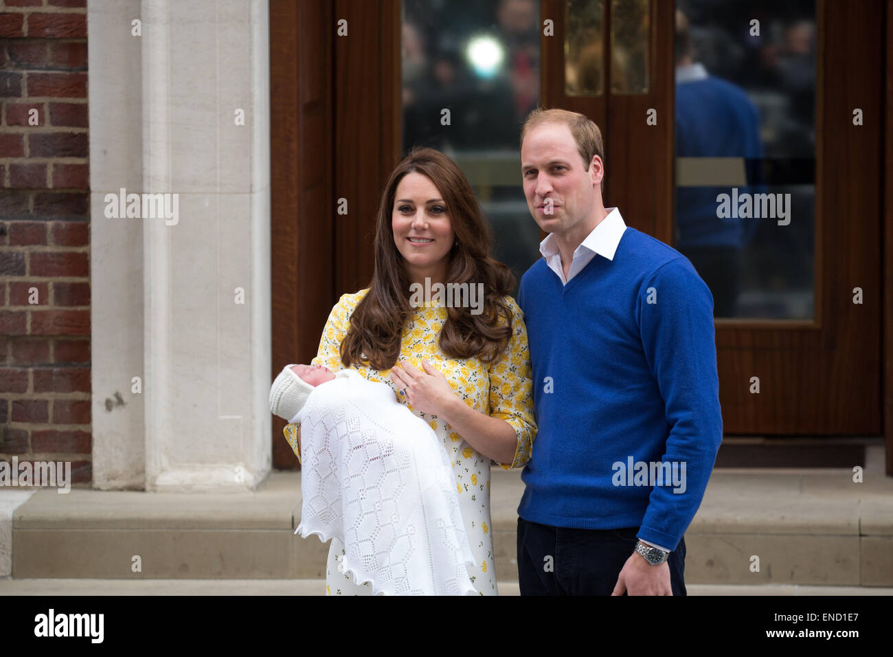 Le prince William et Catherine, duchesse de Cambridge montrent leur nouveau bébé fille pour le monde sur les marches de l'aile Lindo. Banque D'Images