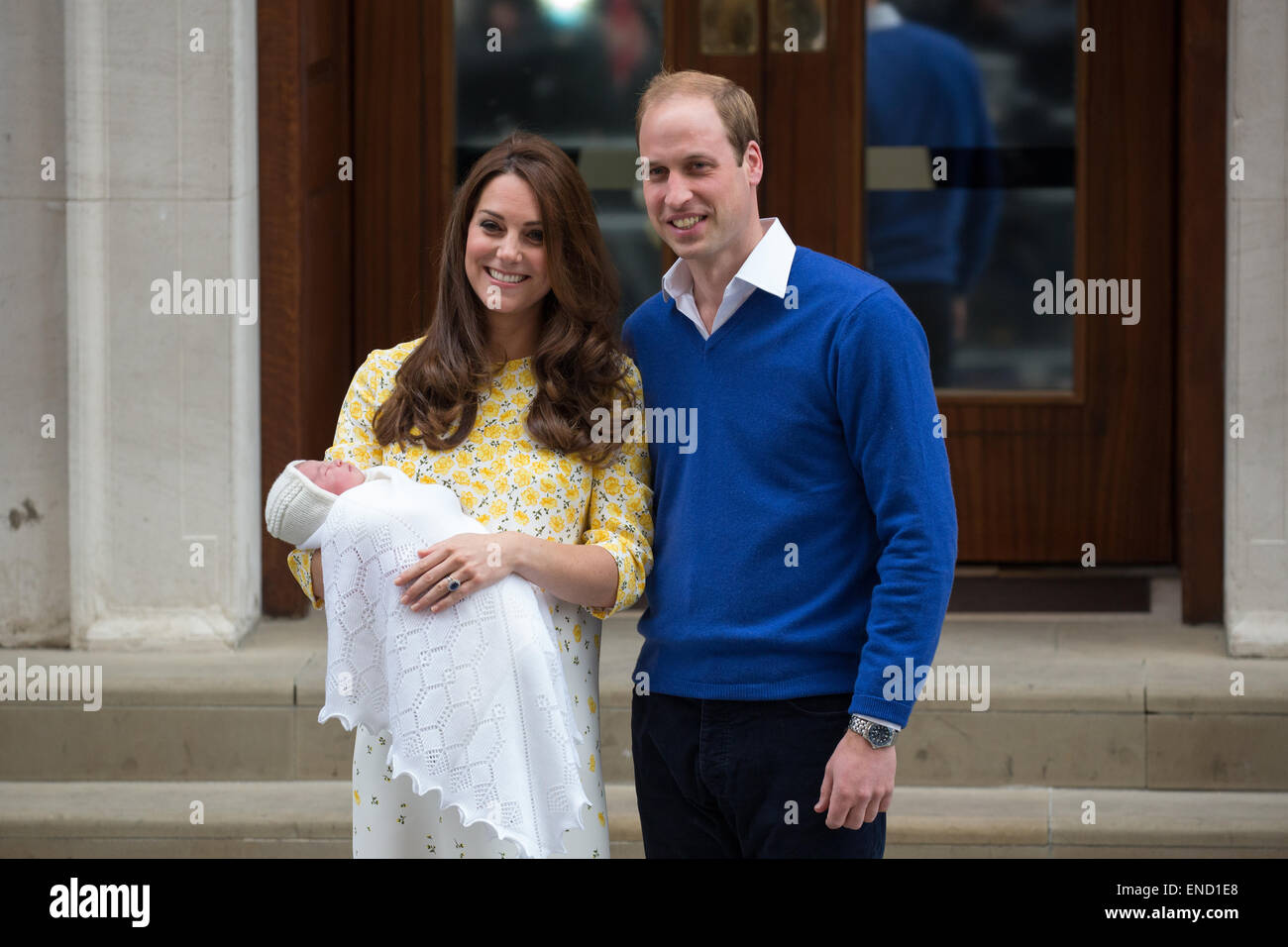 Le prince William et Catherine, duchesse de Cambridge montrent leur nouveau bébé fille pour le monde sur les marches de l'aile Lindo. Banque D'Images