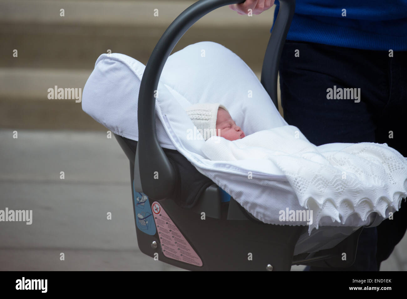 Le prince William et Catherine, duchesse de Cambridge montrent leur nouveau bébé fille pour le monde sur les marches de l'aile Lindo. Banque D'Images