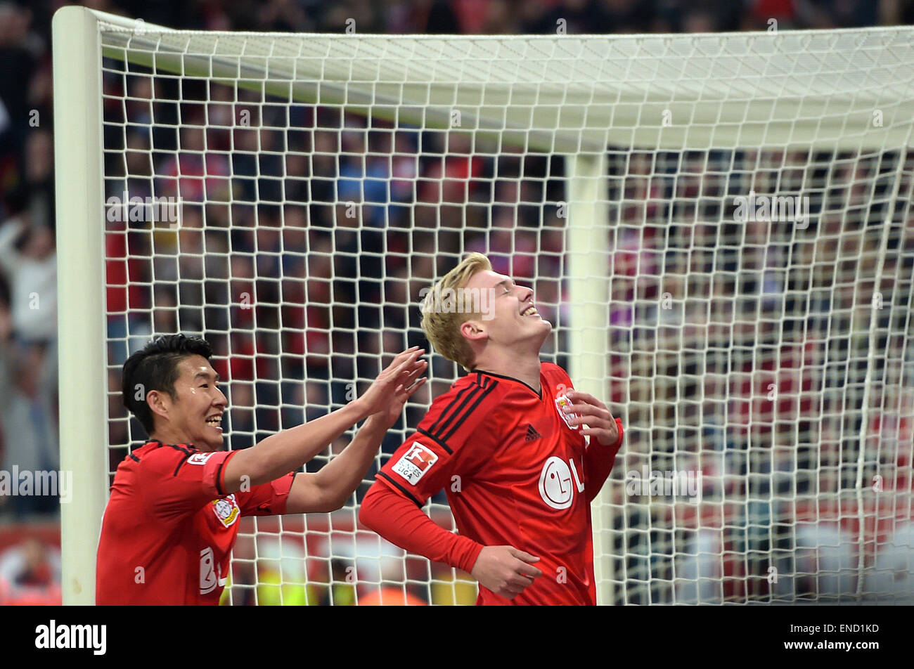 Leverkusen, Allemagne. 2 mai, 2015. Leverkusen's Julian Brandt (r) et Heung-Min fils célébrer au cours de la match de football Bundesliga Bayer Leverkusen vs Bayern Munich à Leverkusen, Allemagne, 2 mai 2015. Leverkusen a gagné 2-0. Photo : Federico Gambarini/dpa/Alamy Live News Banque D'Images