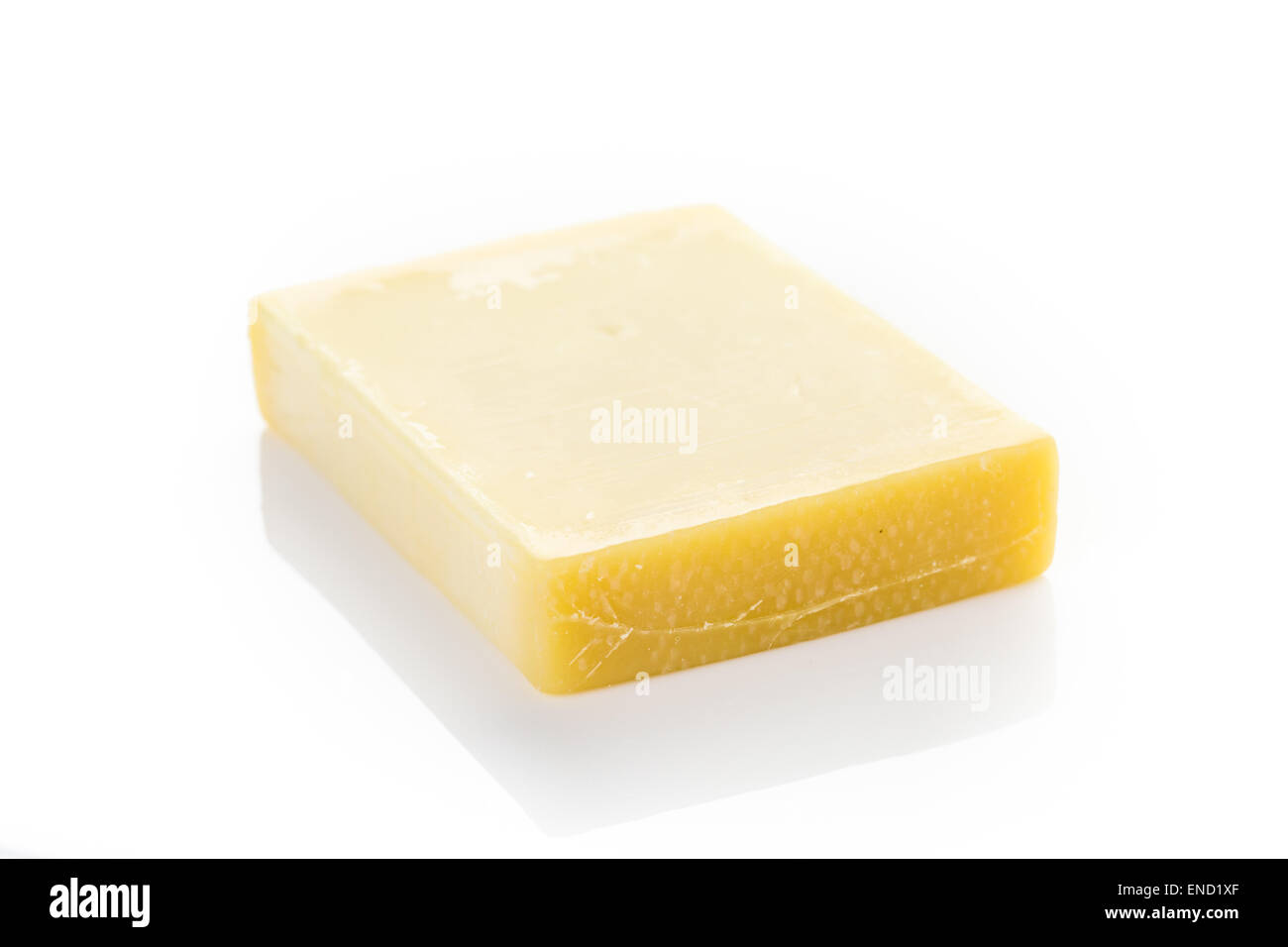 Bloccks de fromage gruyère sur un fond blanc. Banque D'Images