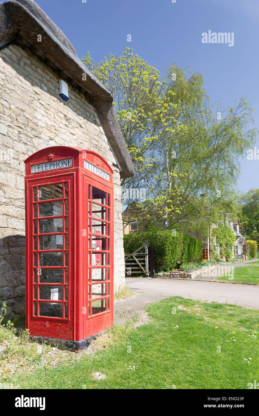 Une boîte de téléphone rouge K6 dans un village rural, England, UK Banque D'Images