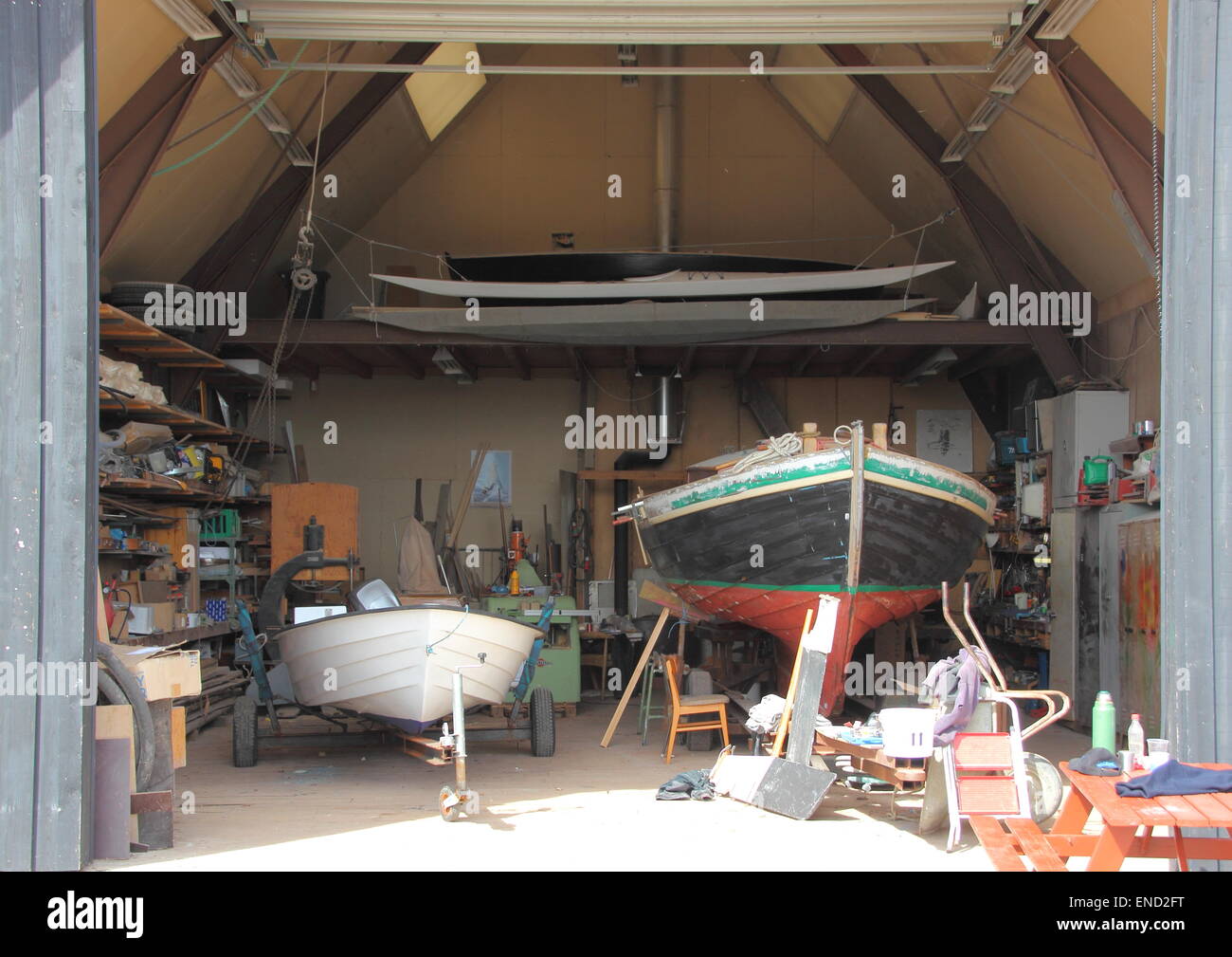 À l'intérieur petit bateau atelier avec deux bateaux en réparation Banque D'Images