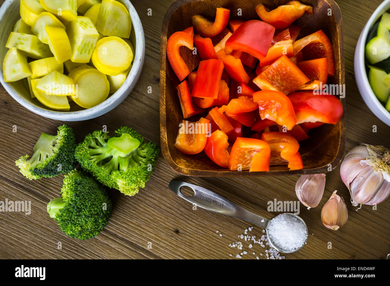 Des ingrédients frais pour préparer un mélange de légumes grillés sur la table. Banque D'Images