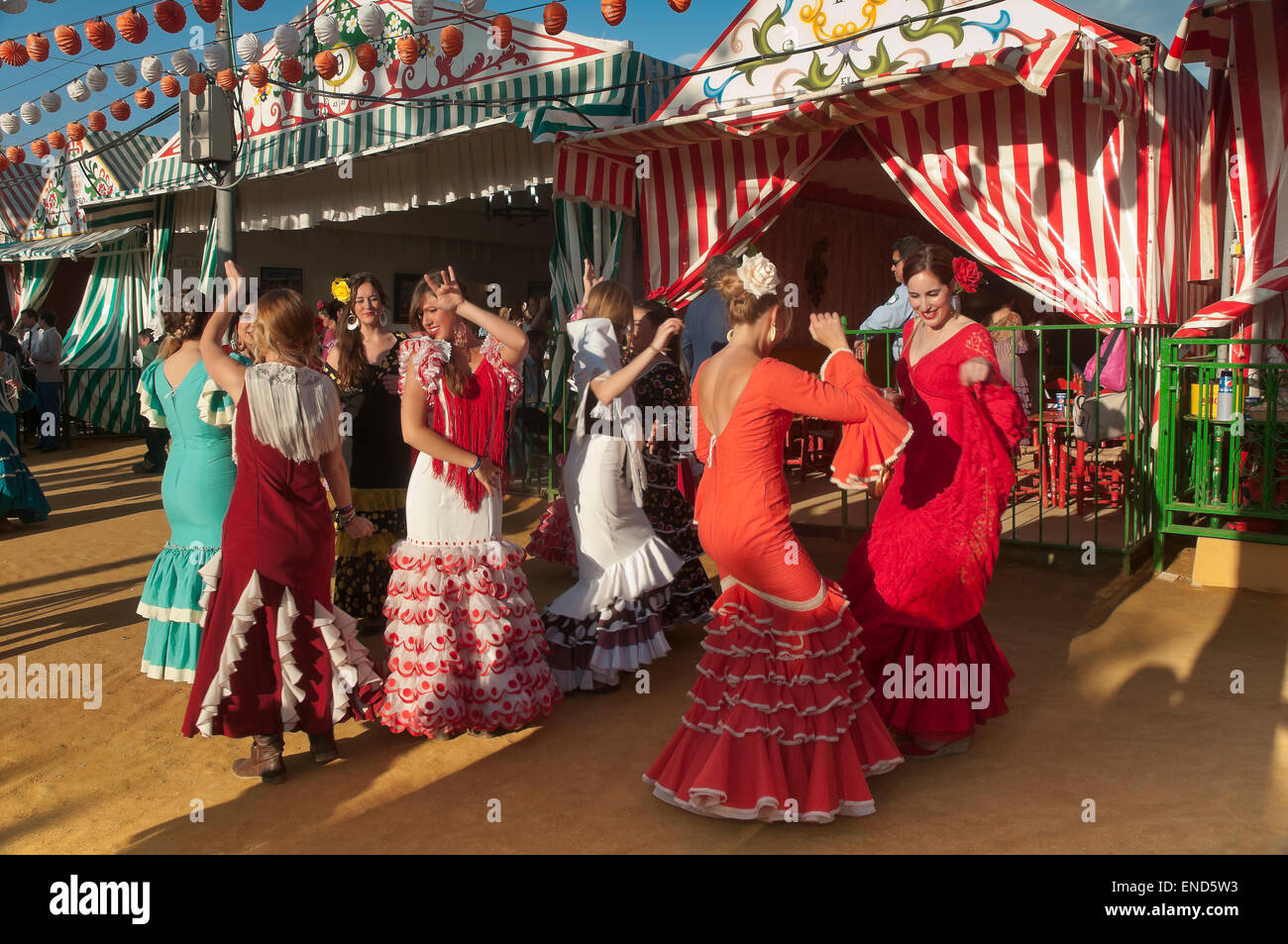 Foire d'avril, les jeunes femmes danse avec la traditionnelle robe flamenco, Séville, Andalousie, Espagne, Europe Banque D'Images