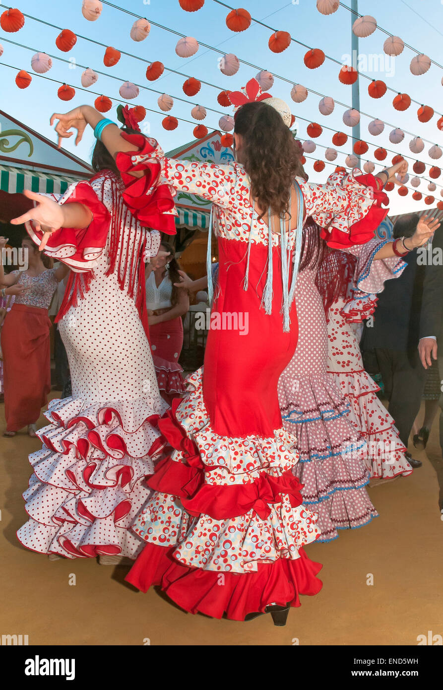 Foire d'avril, les jeunes femmes danse avec la traditionnelle robe flamenco, Séville, Andalousie, Espagne, Europe Banque D'Images