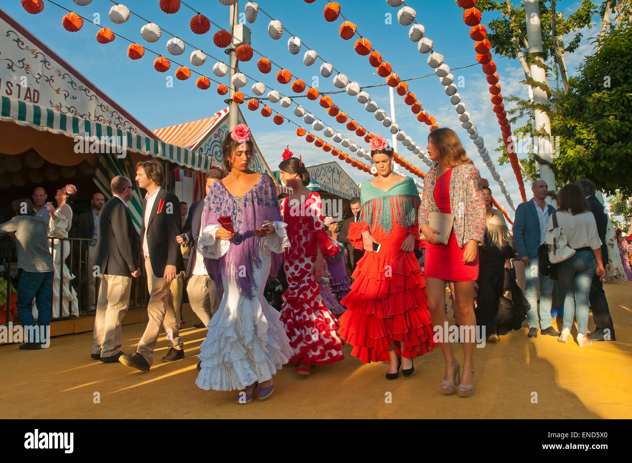 Foire d'avril, Les Femmes portant une robe flamenco traditionnel, Séville, Andalousie, Espagne, Europe Banque D'Images