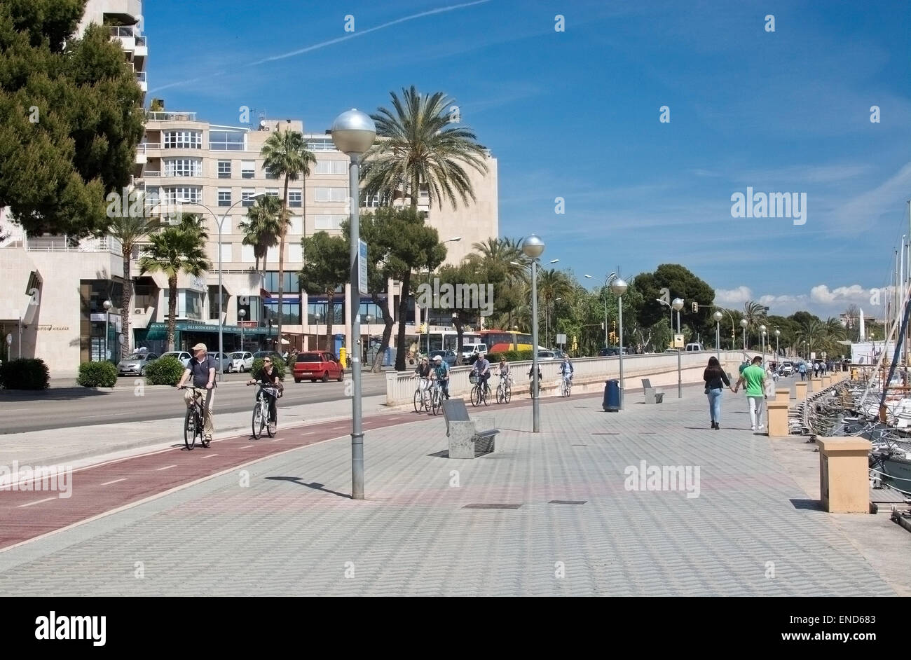 Vue près du port avec les cyclistes et les marcheurs bénéficiant d'un printemps chaud et ensoleillé jour le 19 avril 2015 à Palma de Majorque. Banque D'Images