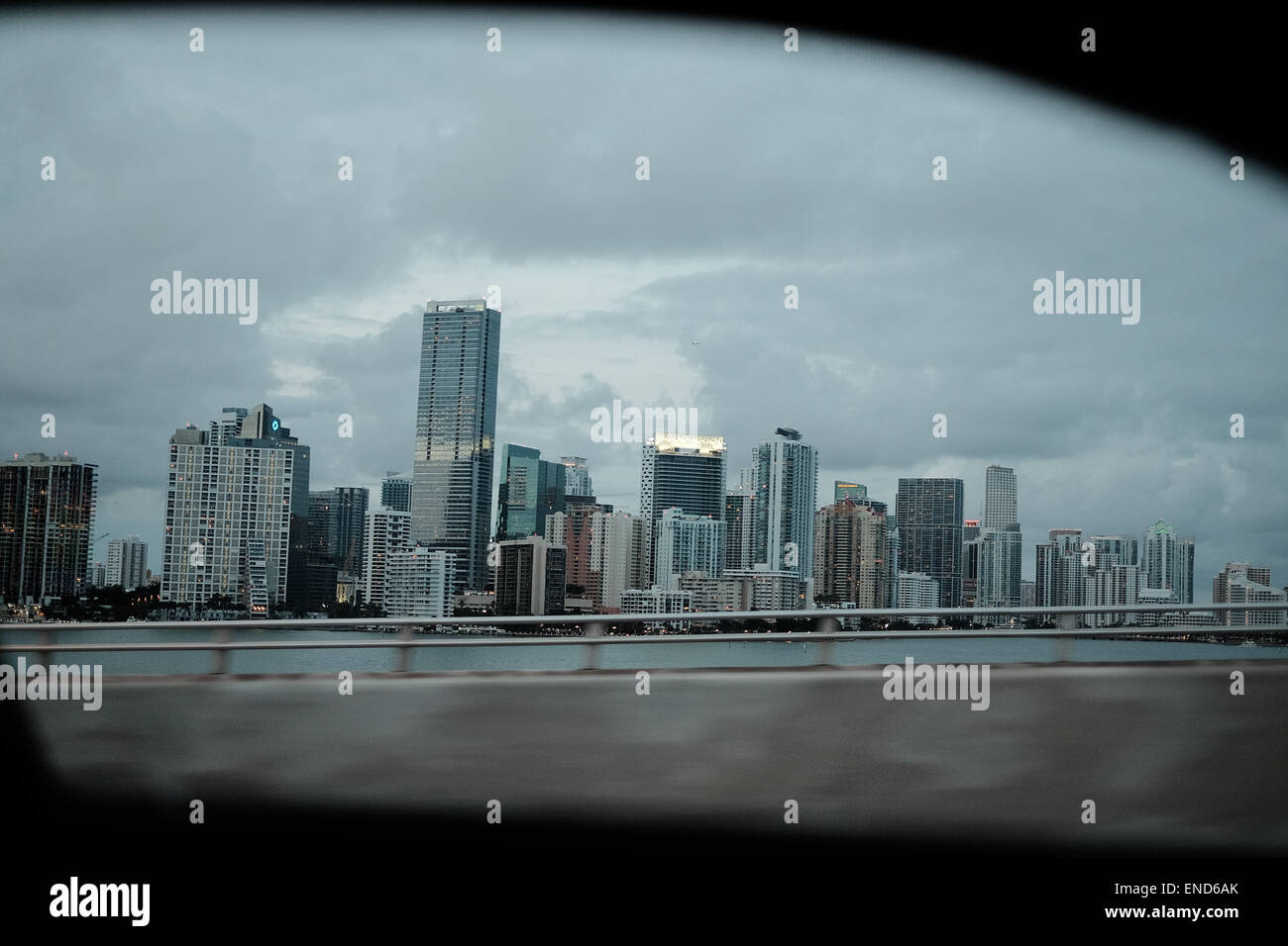 Miami waterfront les bâtiments et l'architecture à travers la fenêtre d'une voiture encadrée Banque D'Images