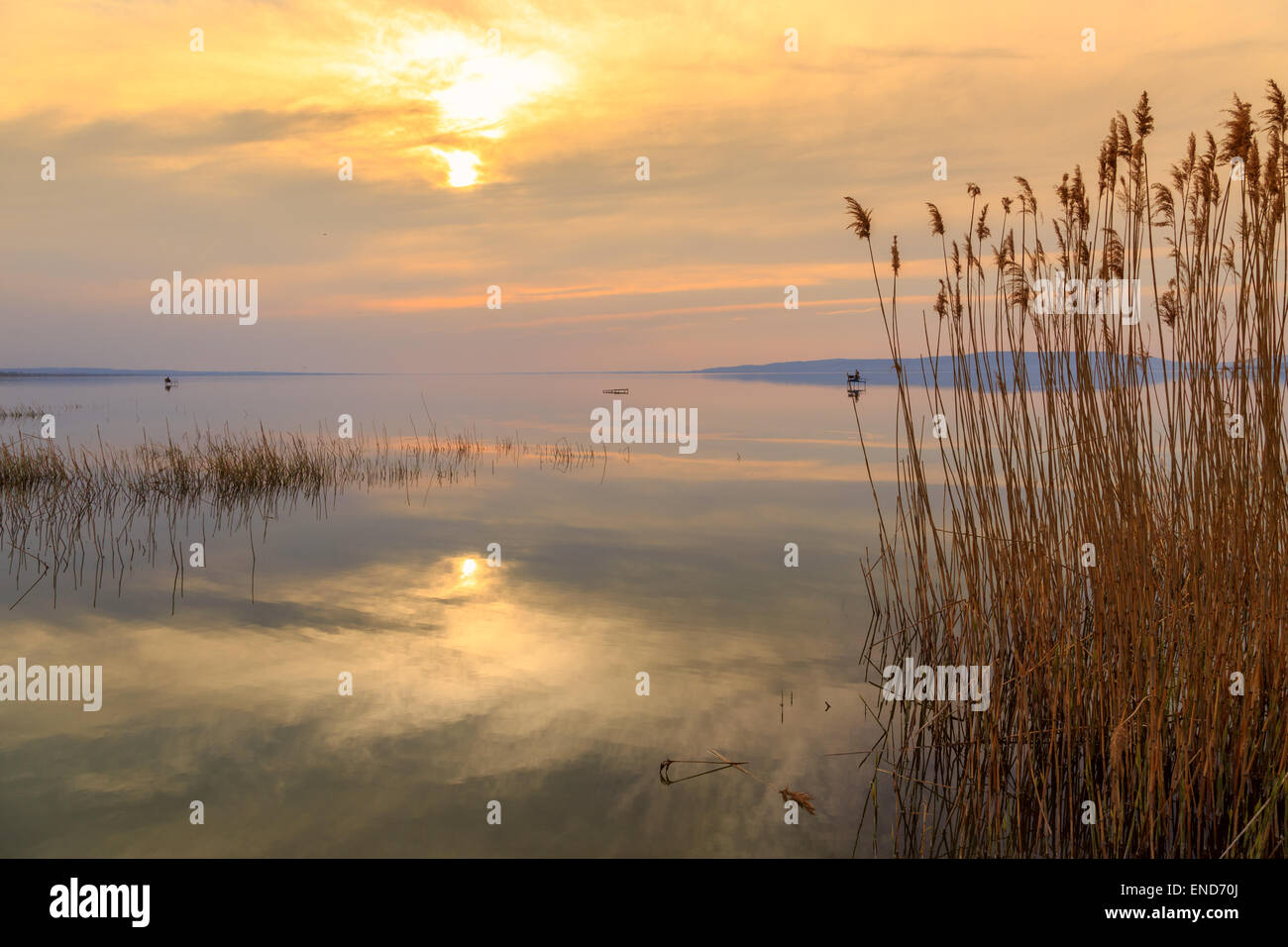 Magnifique coucher de soleil dans le lac Balaton-Hungary Banque D'Images