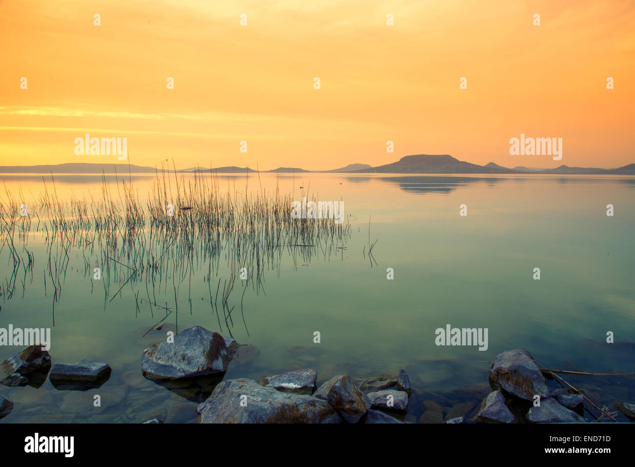 Magnifique coucher de soleil dans le lac Balaton-Hungary Banque D'Images